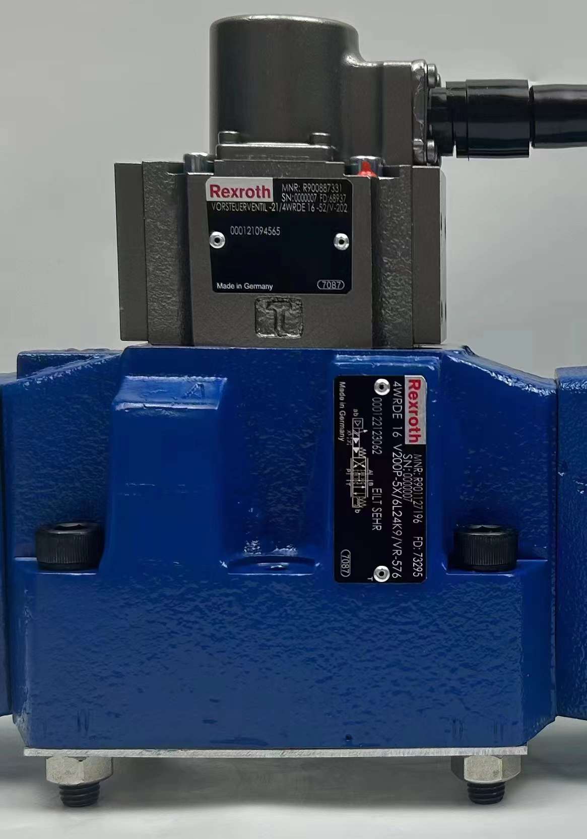 Гидрораспределитель Bosch Rexroth 4WRDE 16V200P-5X/6L24K9/VR-576